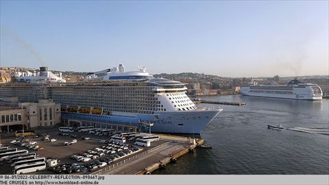 2022-CELEBRITY-REFLECTION-090467