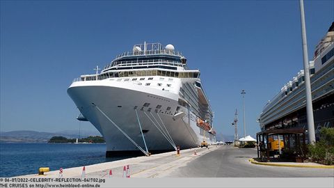 2022-CELEBRITY-REFLECTION-041702