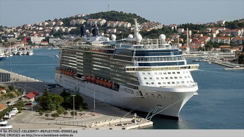 2022-CELEBRITY-REFLECTION-050803