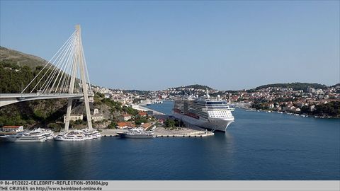 2022-CELEBRITY-REFLECTION-050804