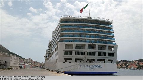 2022-CELEBRITY-REFLECTION-050413