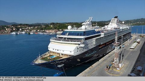 2022-CELEBRITY-REFLECTION-040307