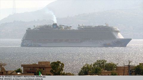 2022-CELEBRITY-REFLECTION-080806