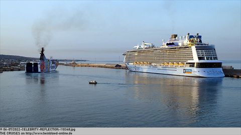 2022-CELEBRITY-REFLECTION-110348