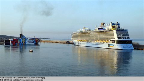 2022-CELEBRITY-REFLECTION-110349