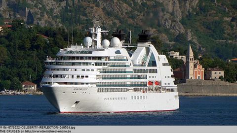 2022-CELEBRITY-REFLECTION-060536