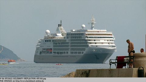 2022-CELEBRITY-REFLECTION-051302