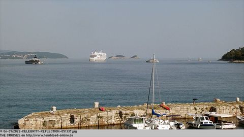 2022-CELEBRITY-REFLECTION-051337